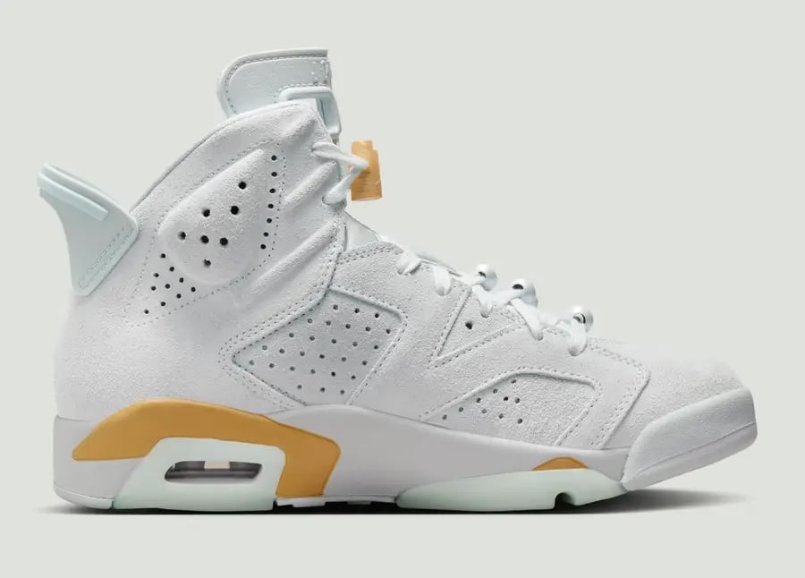 Vue de profil de la Air Jordan 6 'Paris Olympics' en noir et blanc, mettant en valeur les contrastes