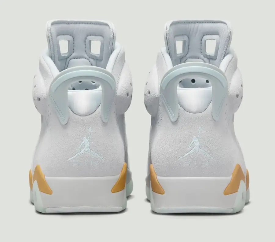 Vue du dessus de la Air Jordan 6 'Paris Olympics' en noir et blanc, soulignant les textures